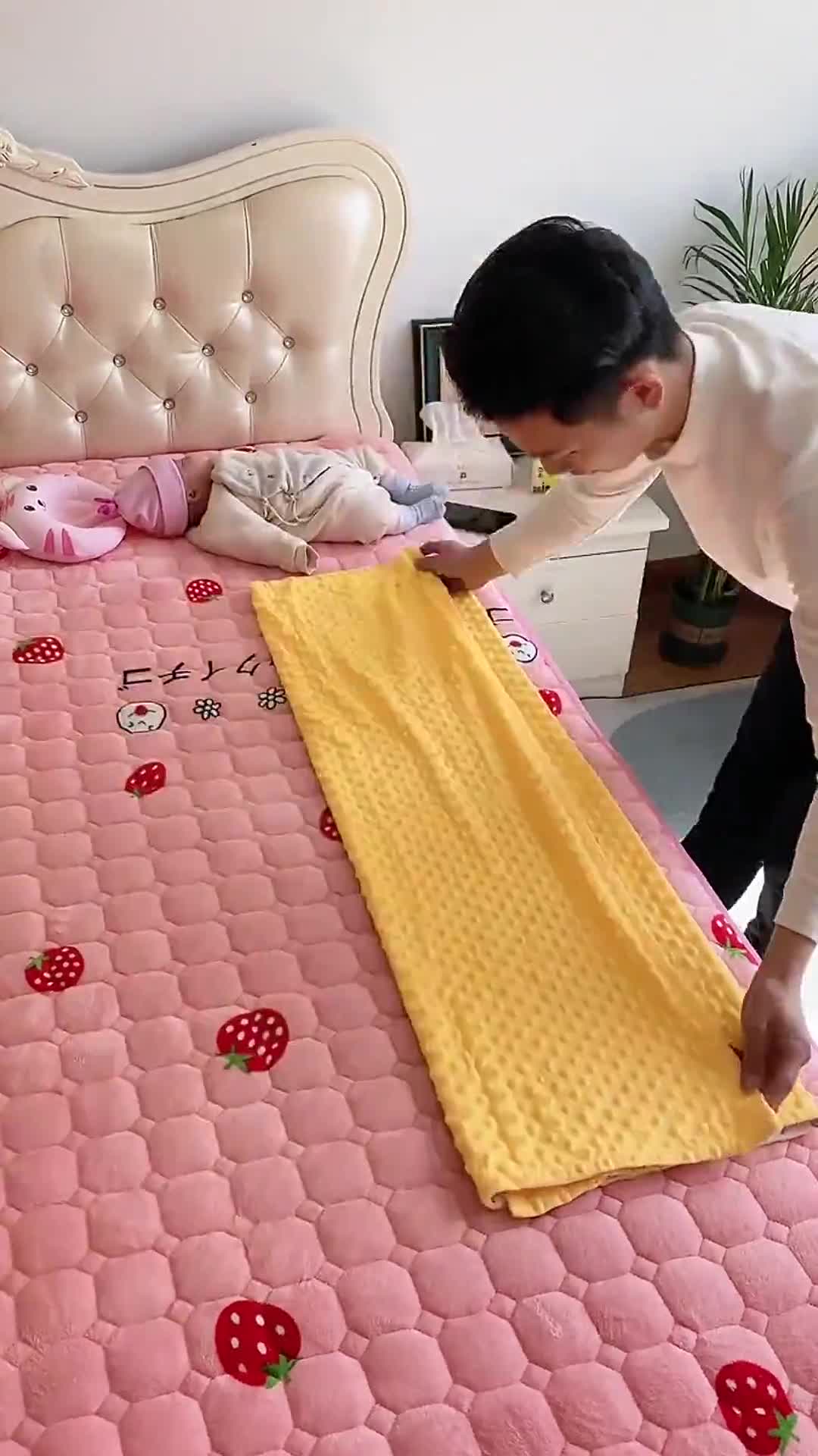 宝宝睡觉不踏实,喜欢踢被子,今天教大家一个包被法,赶紧收藏一下吧!