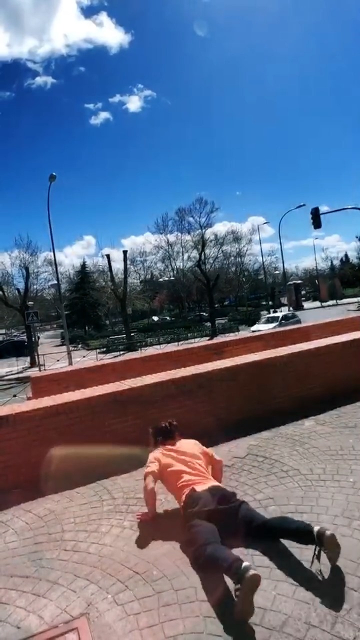 就算摔倒了,姿势也要帅帅的,不然多尴尬.