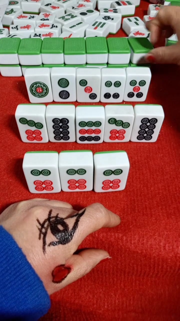 打出去六筒,就知道该胡哪一张牌了,安排!