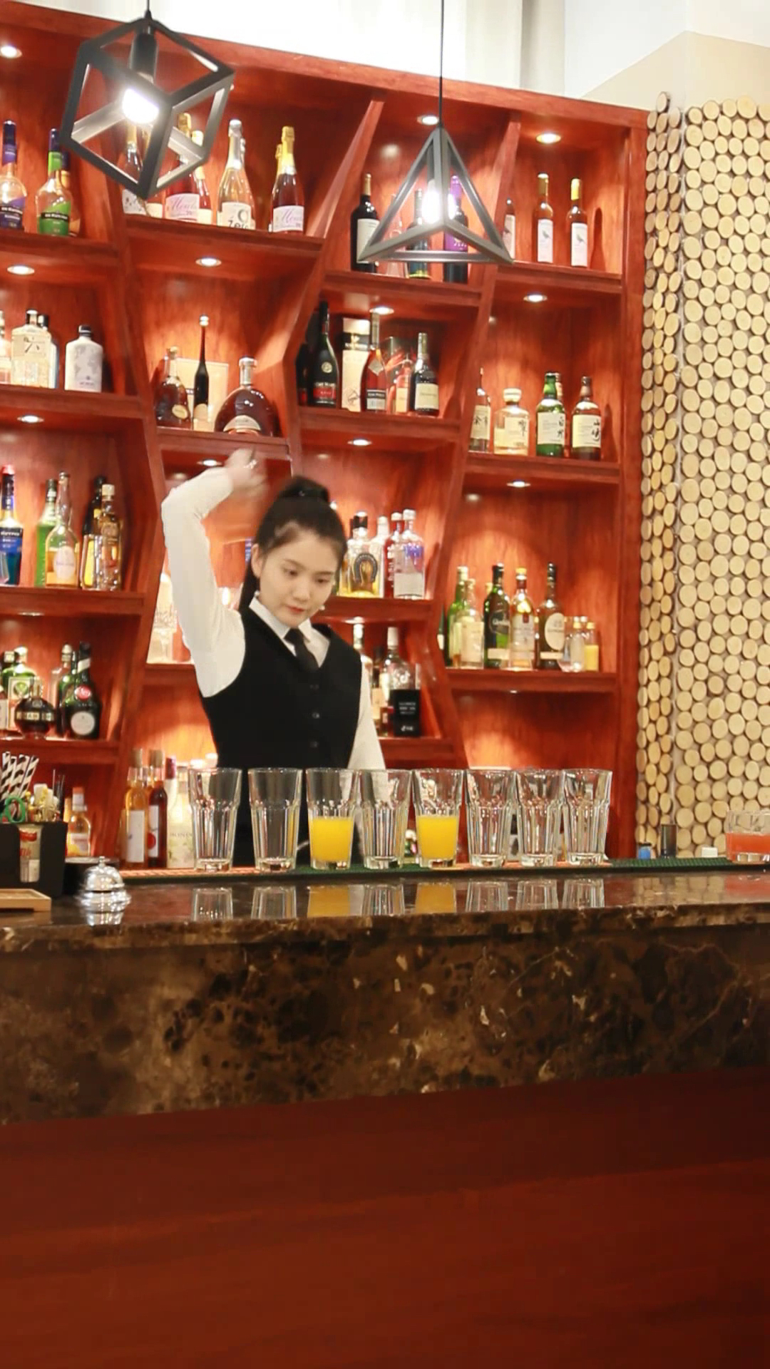 花式调酒师#一口气点七杯酒?是要召唤神龙么98-度小视