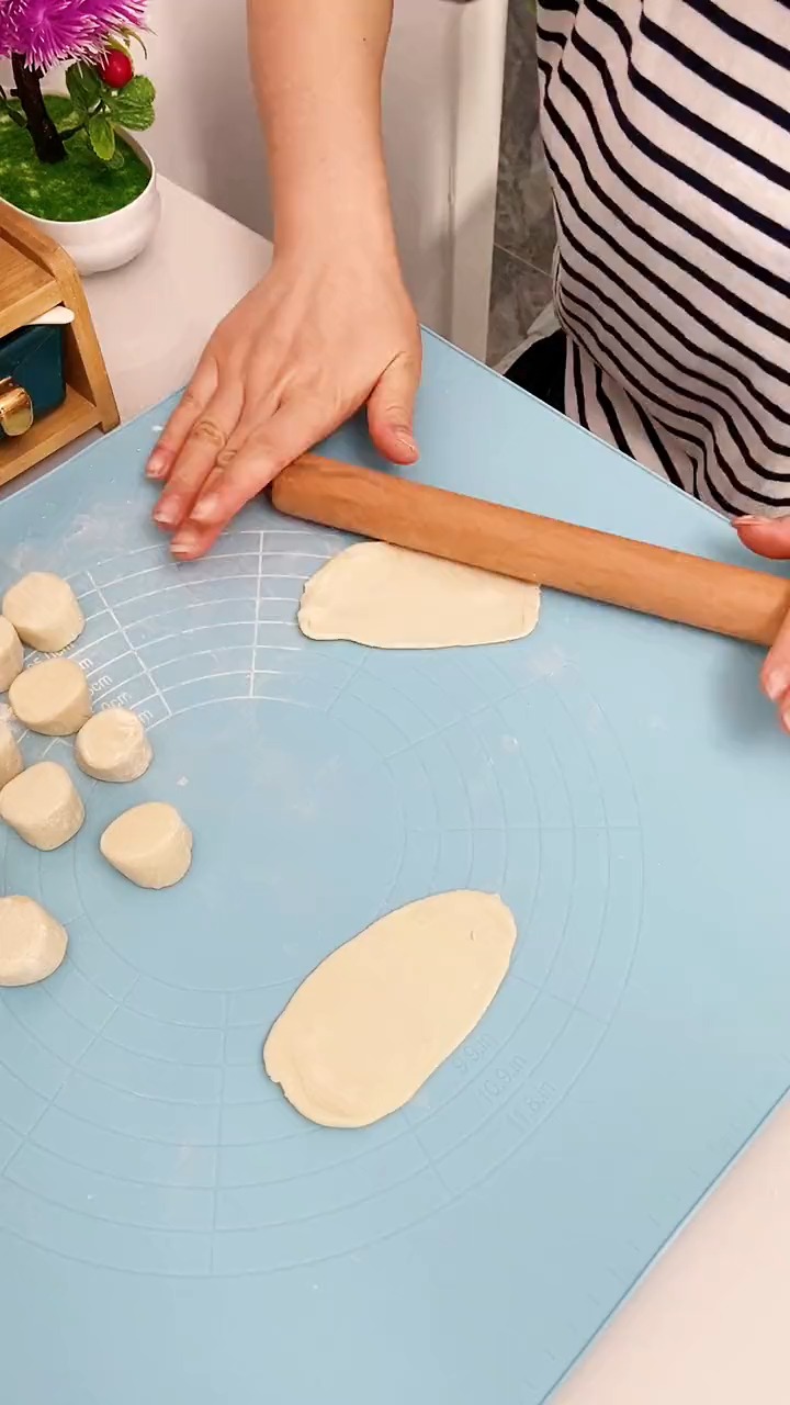 包饺子擀皮是个麻烦事,赶快试试这个压皮神器