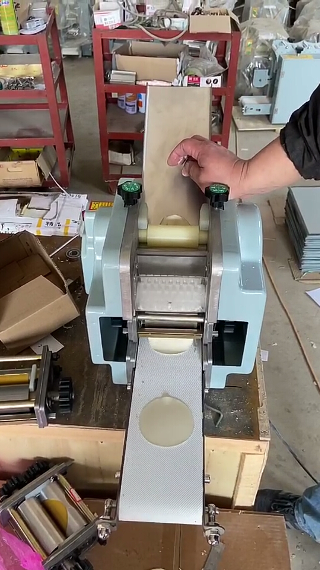 自动擀皮机,可更换磨具,可定做各种规格的皮.