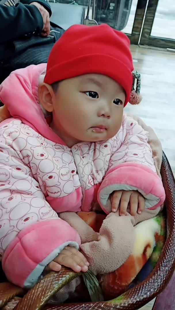 家有萌娃#可怜的娃.眼睛是泪.就为吃的.不给吃就哭.牙牙都没长.