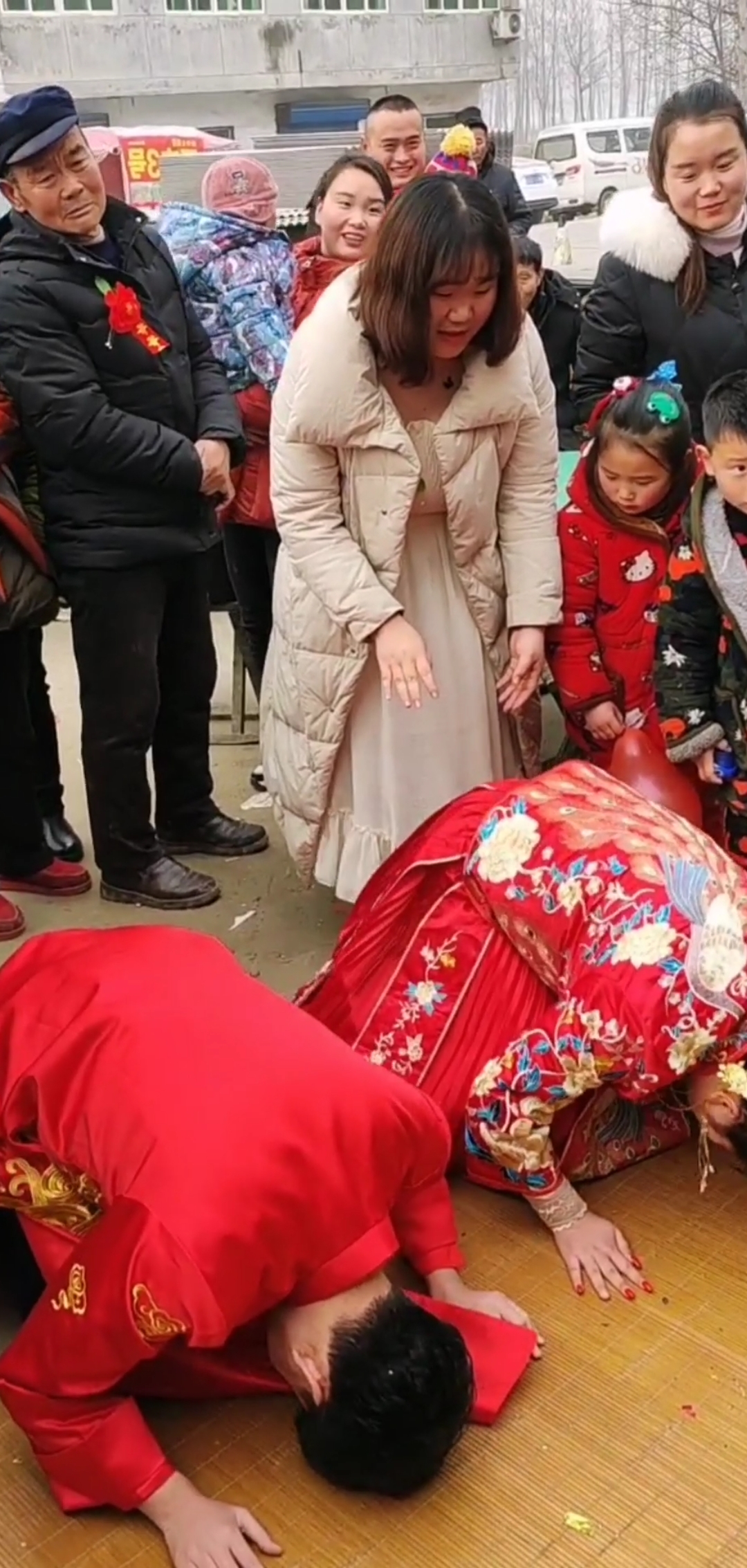 结婚#新郎新娘磕头可带劲了,仔细一看我明白了