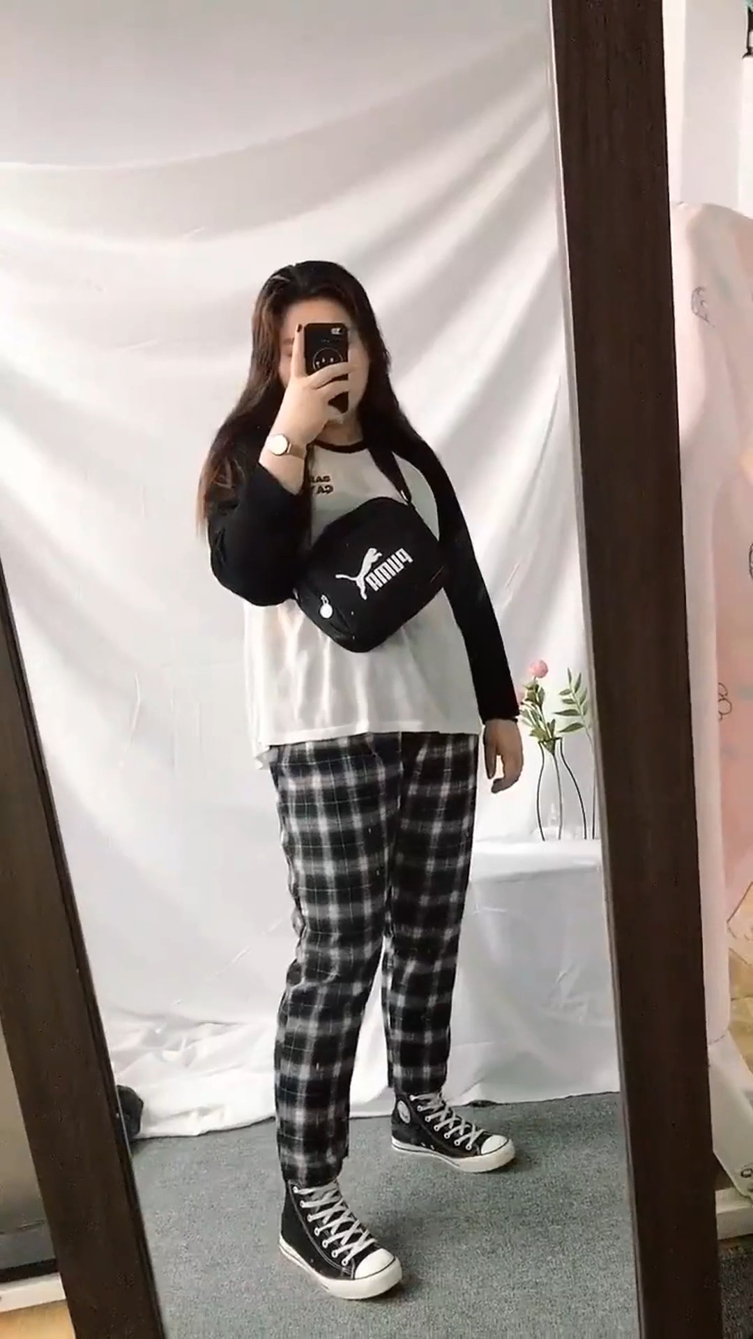 娱乐#170斤美女的穿搭,你们喜欢格子裤吗?网友:抓紧减肥吧