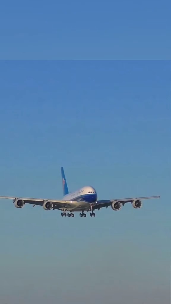 空中巨無霸降落瞬間:南航a380,註冊號b6138,力壓千鈞接地瞬間最精彩