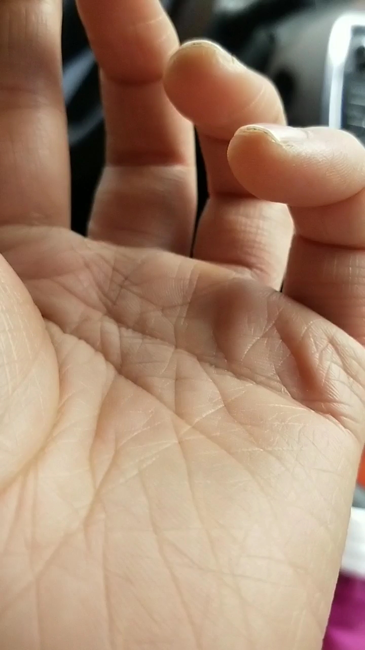 不是享福之人,下力干活的手就是又脏又粗糙,看看是不是