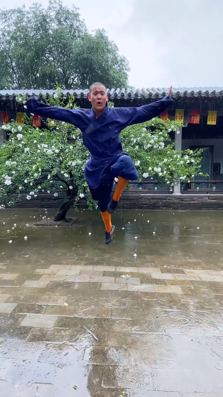 少林功夫#下再大的雨也阻擋不了我練功!