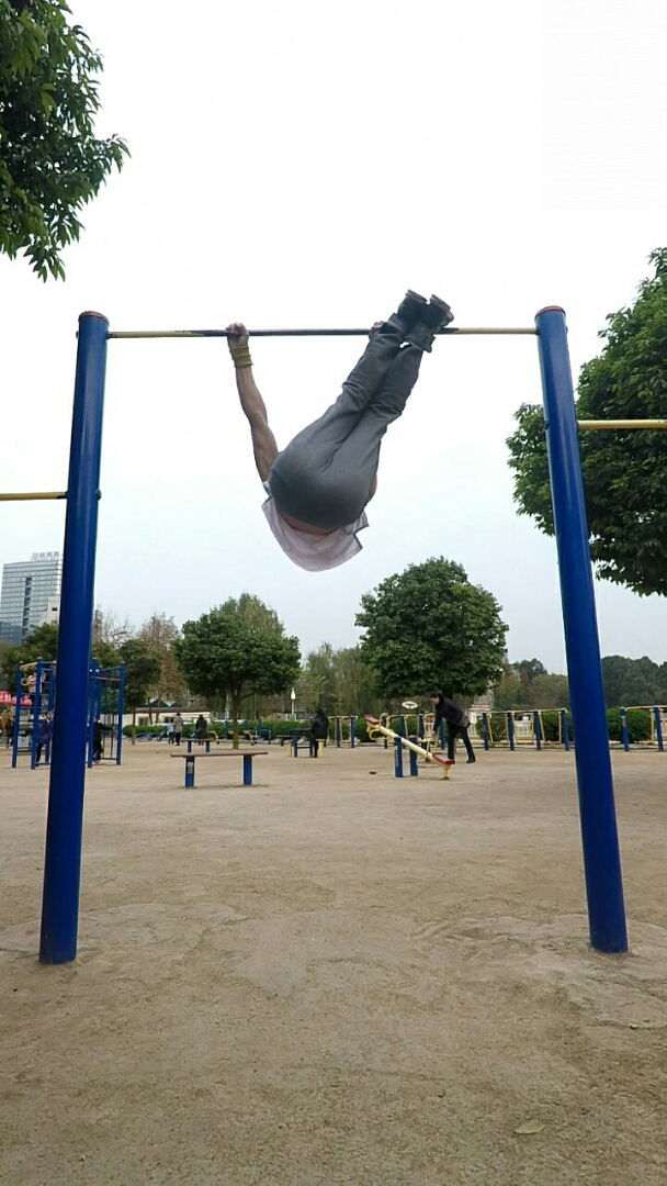 单杠举腿练出8块腹肌?