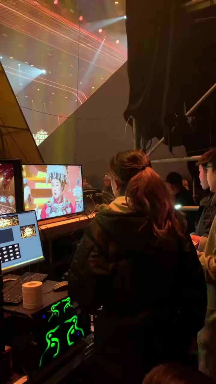 湖南卫视直播现场,幕后的工作人员全神贯注,真是佩服!