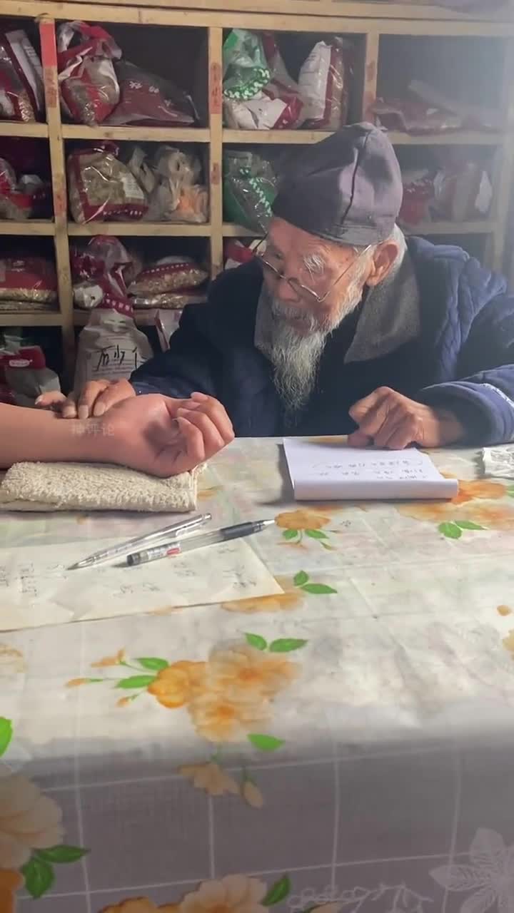百岁的老中医,诊脉比机器都准,希望他再活几十年!