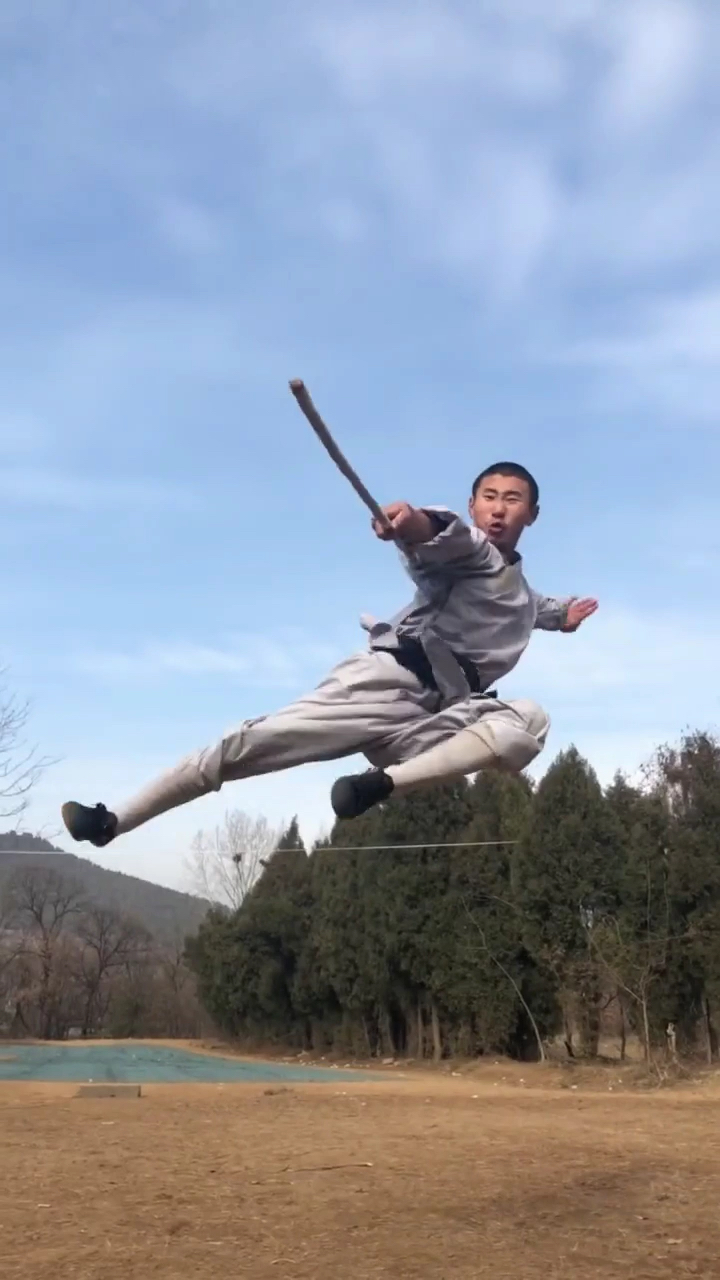 少林寺僧徒 展示罕见棍法烧火棍