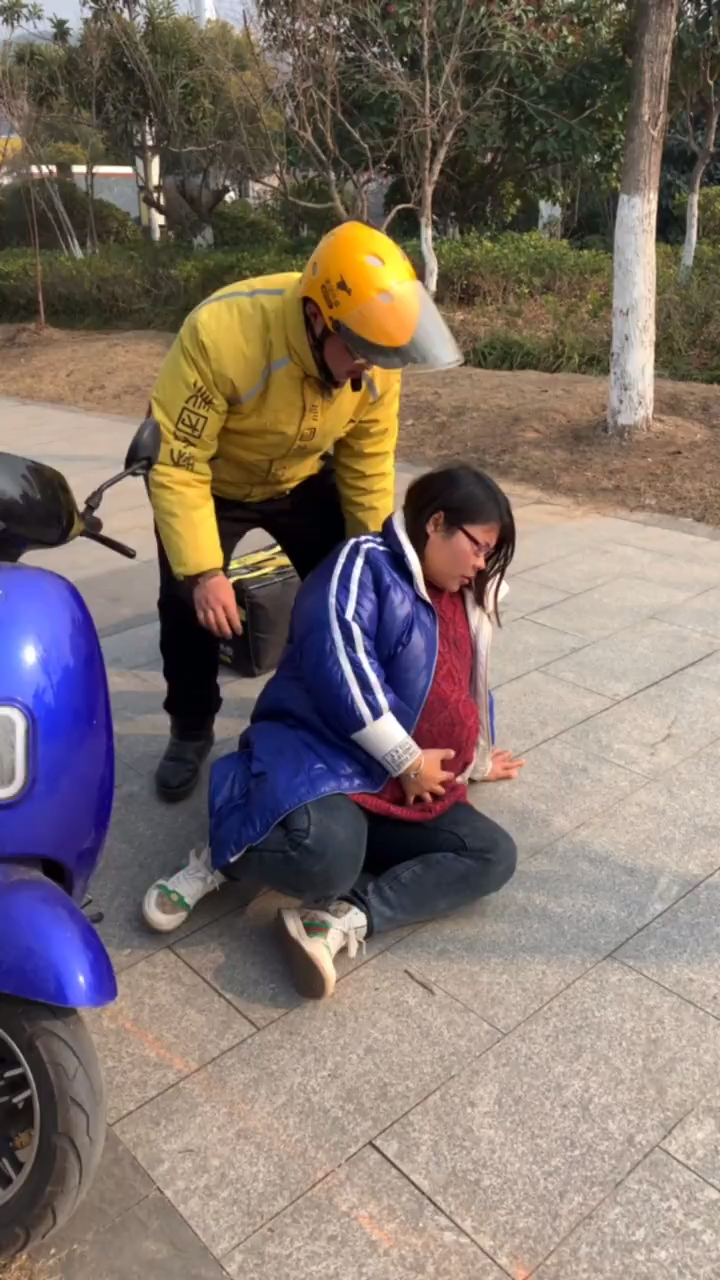 全民正能量#外卖员看见孕妇摔倒竟然这样做
