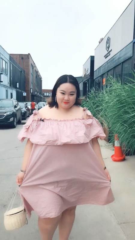 胖女孩#千斤出来逛街了,新买的包包好看不
