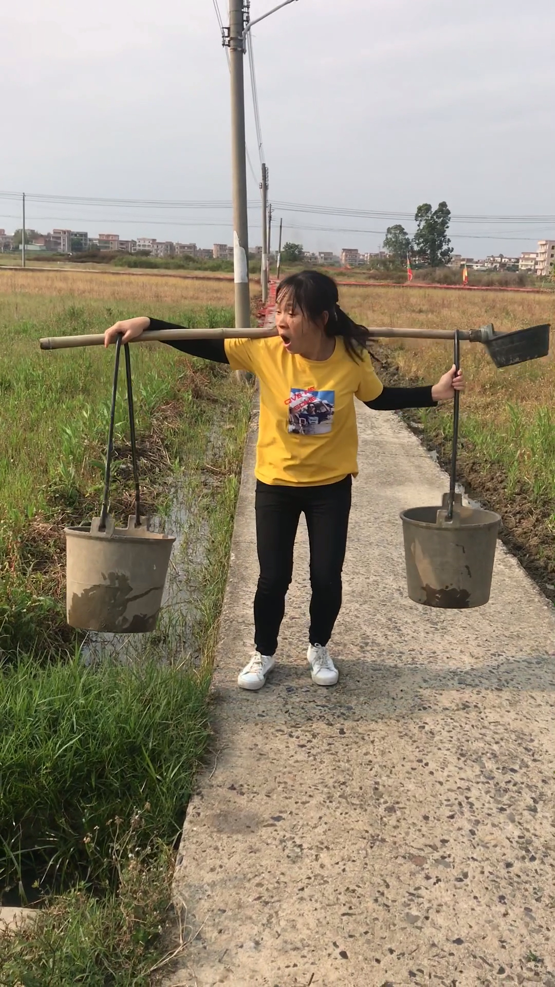 扛水桶的女汉子图片