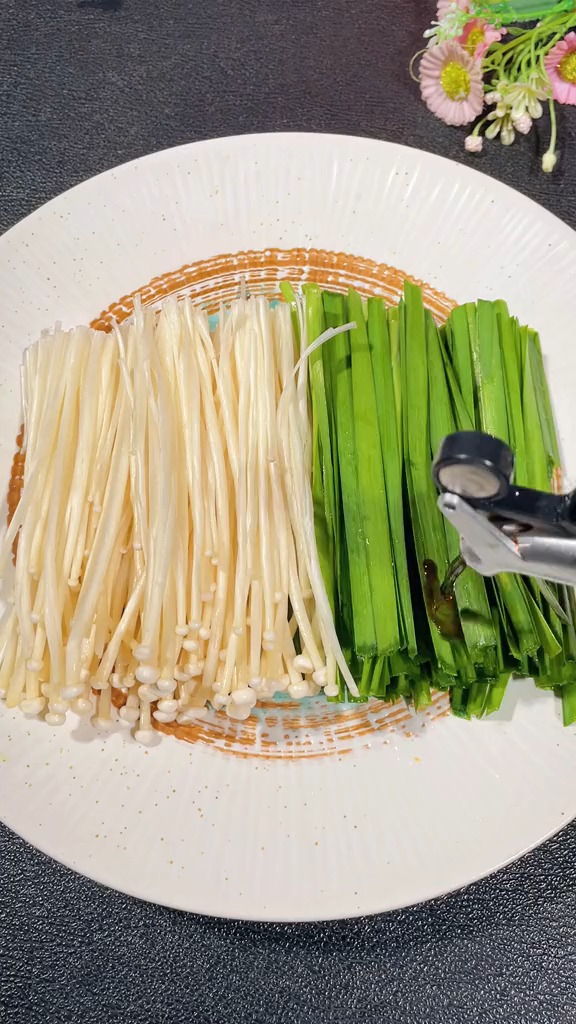 只要一步就能做比烧烤店还好吃的烤韭菜金针菇-度小视