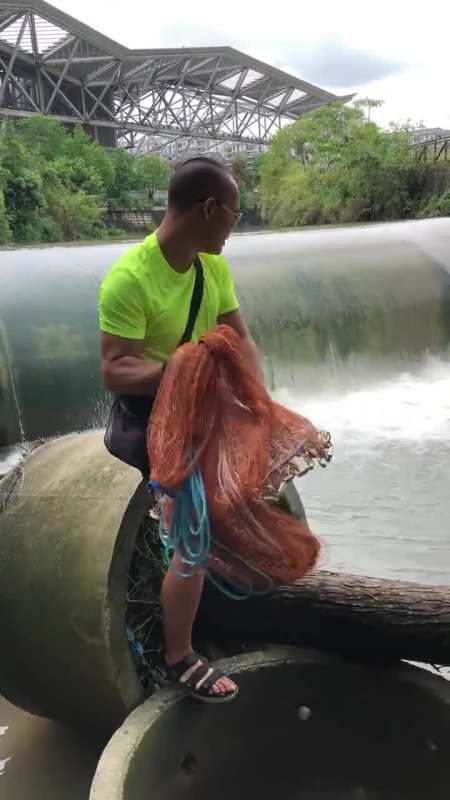 大叔演示如何正确撒网,接下来的一幕,我真心服了!