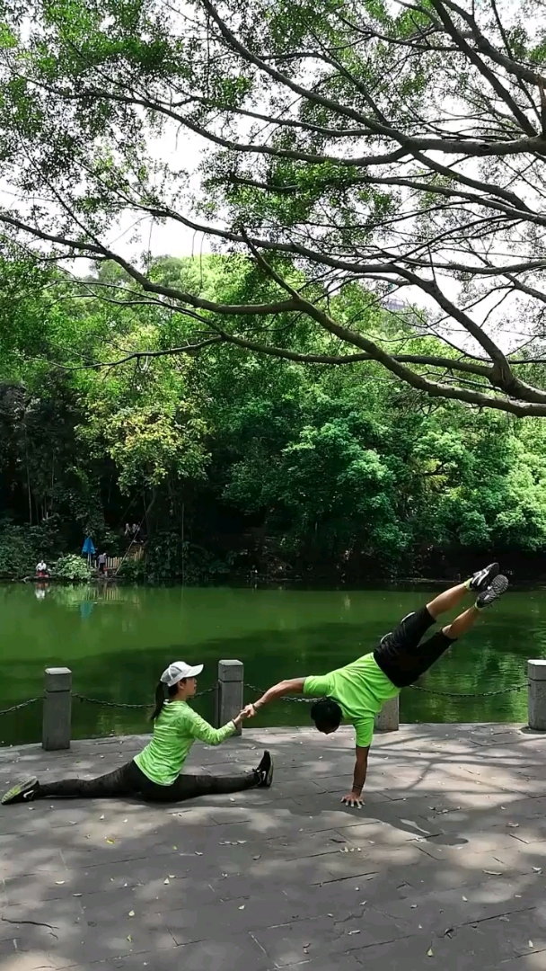街健男女组合单手倒立大家见过没有