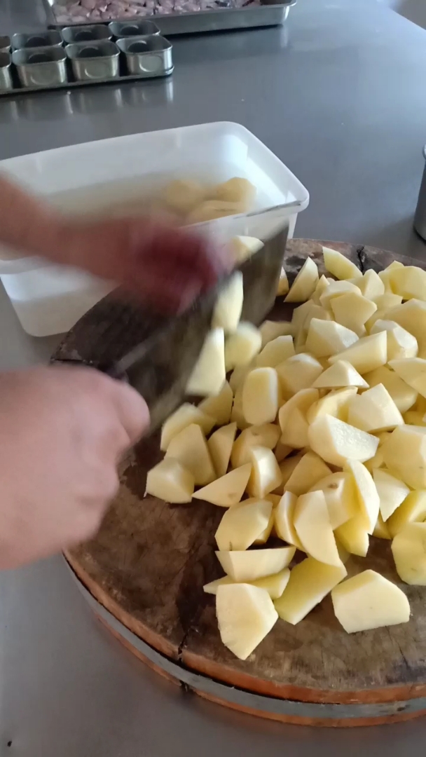 土豆滚刀块的切法
