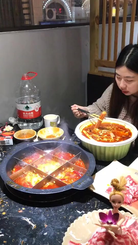 搞笑段子#一个人吃火锅太孤独了,我不就是胖了点,咋没帅哥喜欢我呢