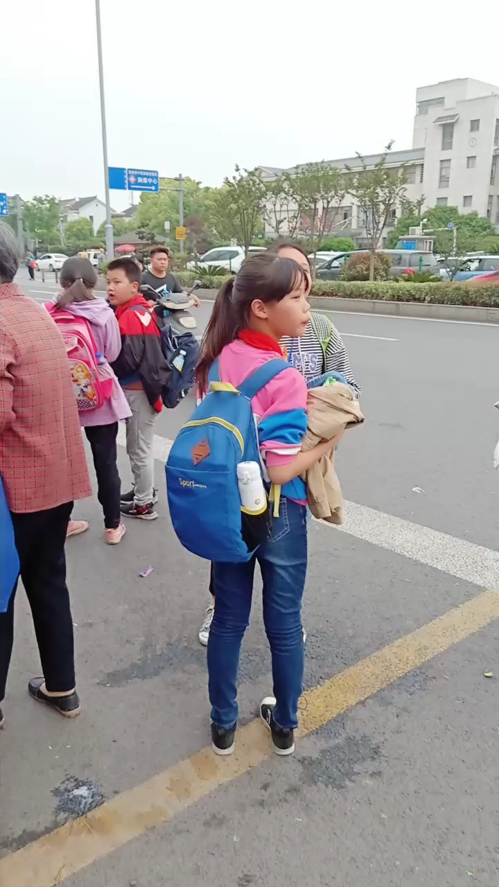 这个点苏州学生都放学了,急着等公交车望回赶呢