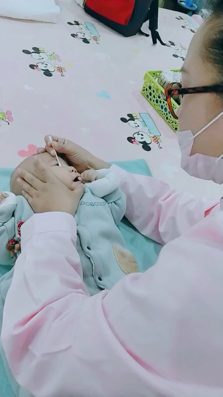 宝宝眼shi多,棉签沾水平擦.平时多喝水.