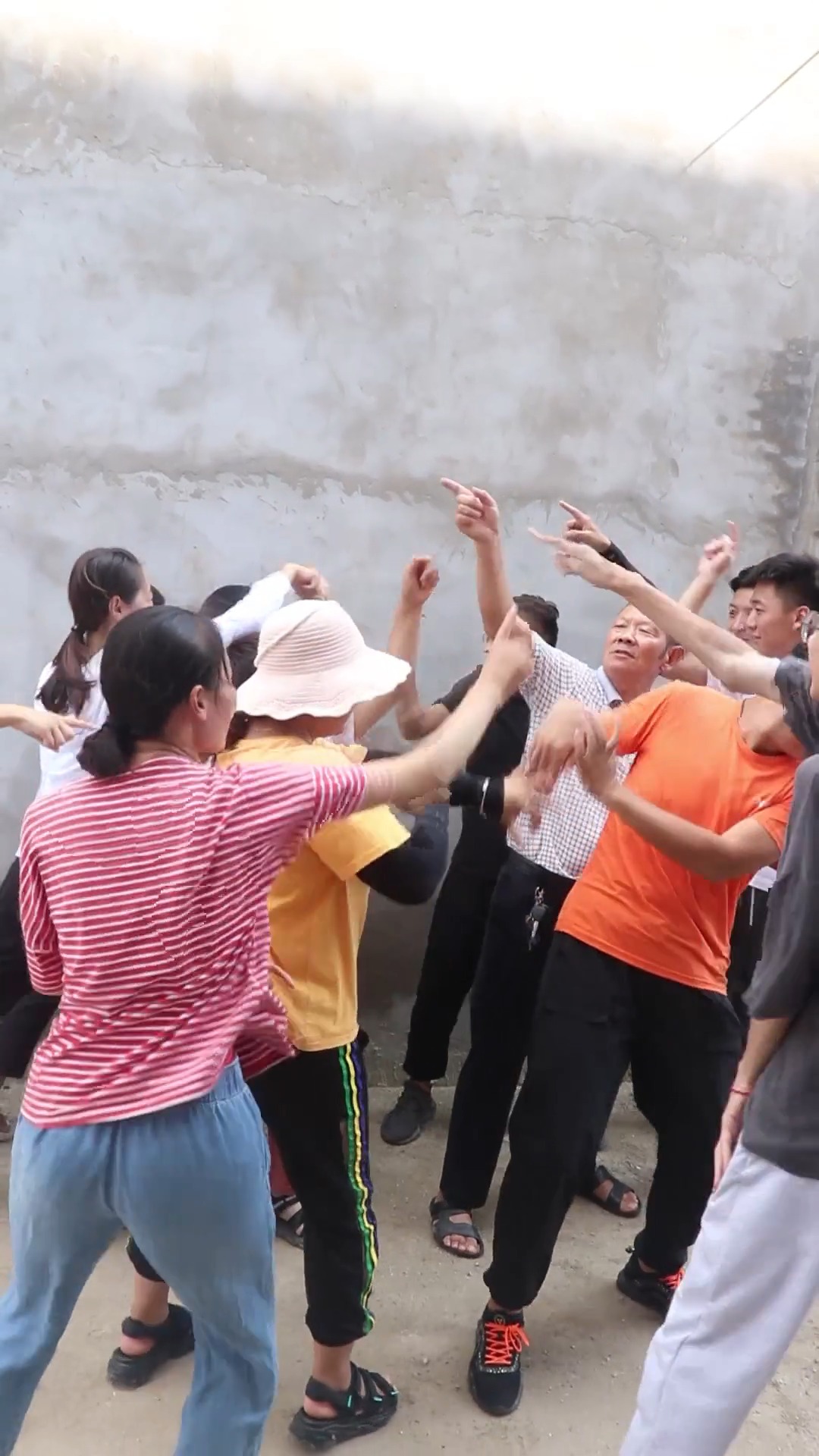 记录我的农村生活#绯闻夫妻竟然要动手打架了,最后的结局也是没谁了