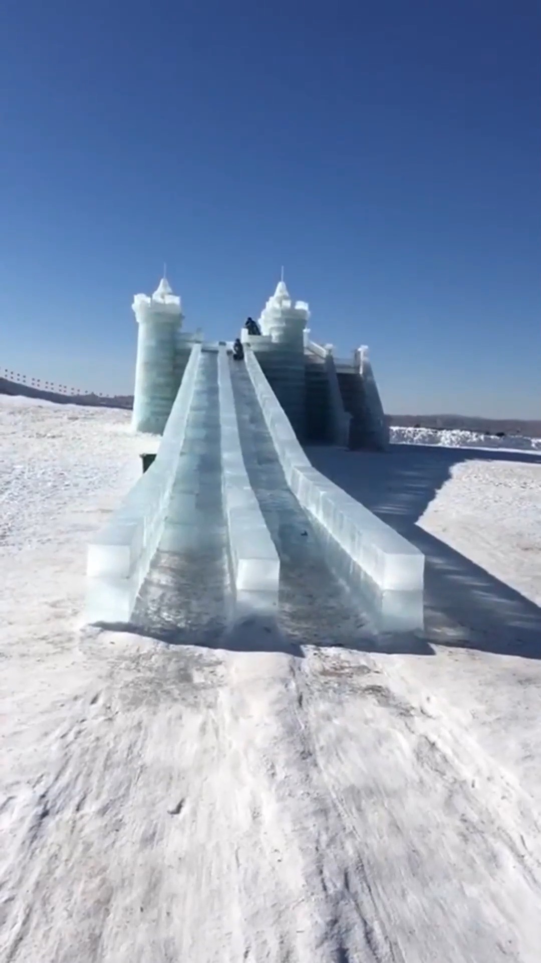 娱乐#在冰雕的滑梯上玩,玩起来肯定很过瘾吧