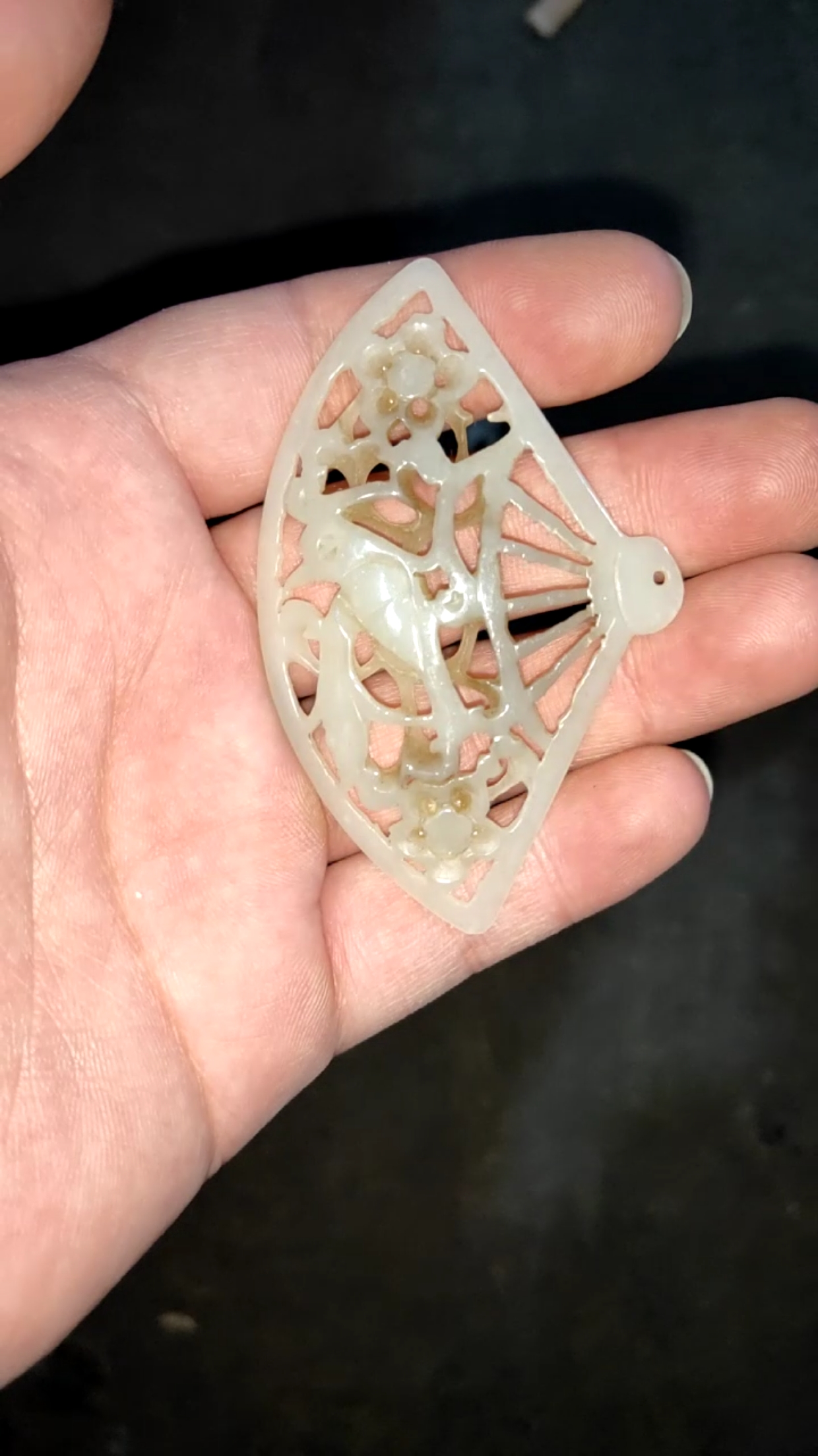 和田玉镂空雕刻的扇子