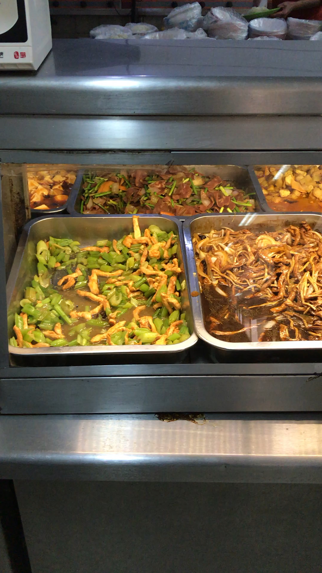 看看学校食堂有什么菜 六块钱一荤一素一份米饭 或者三素一份米饭