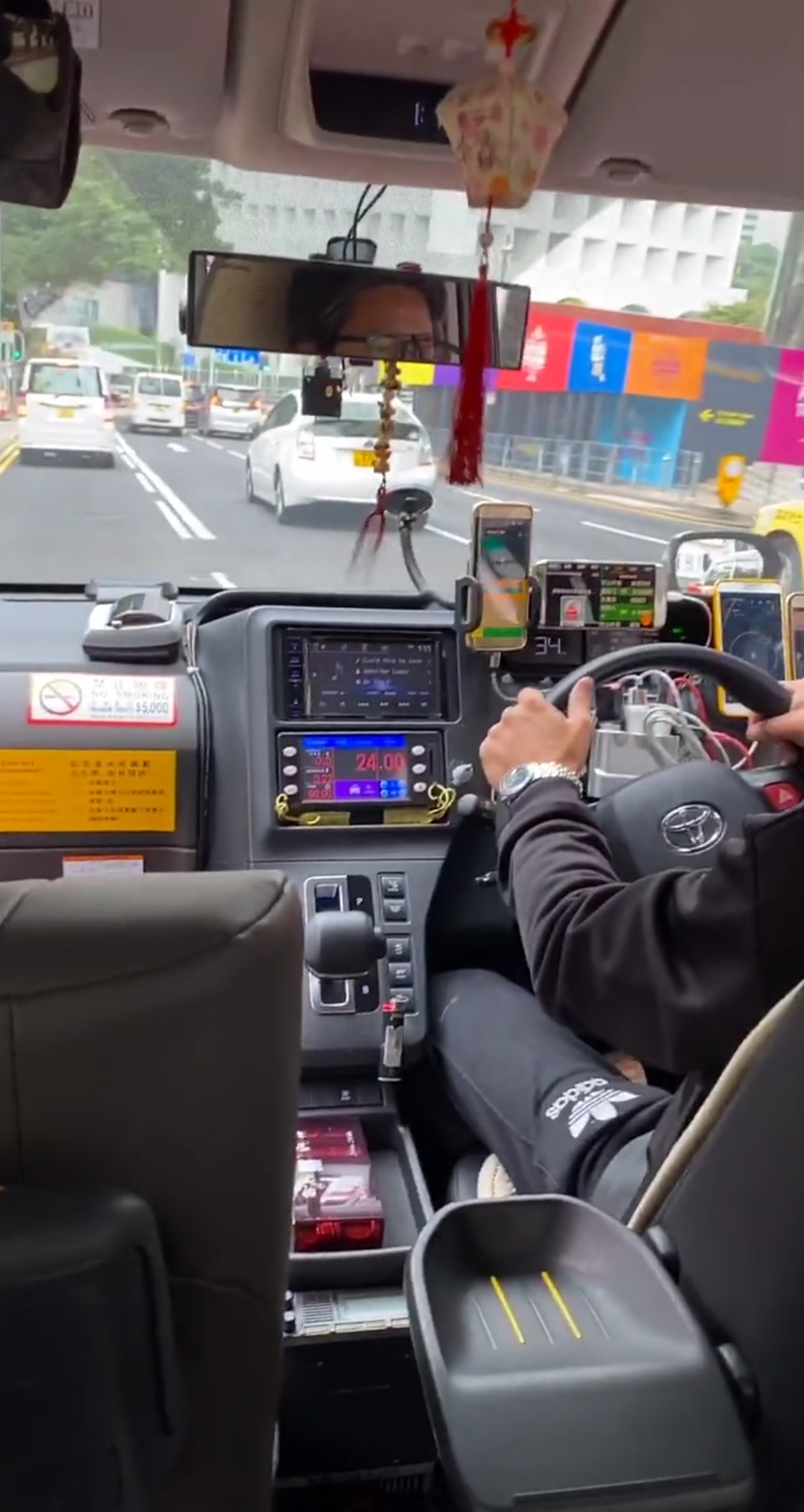香港出租车内饰这么复杂高级,见识下-度小视
