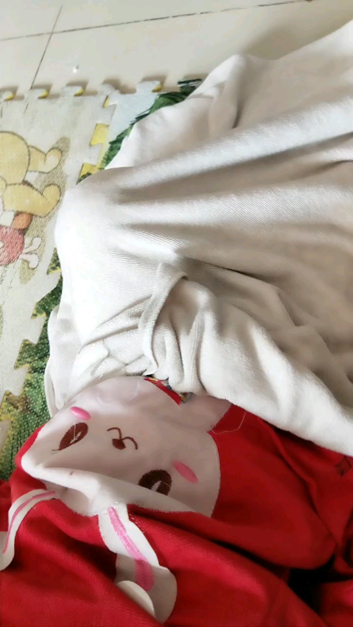 自己盖被子睡着看电视