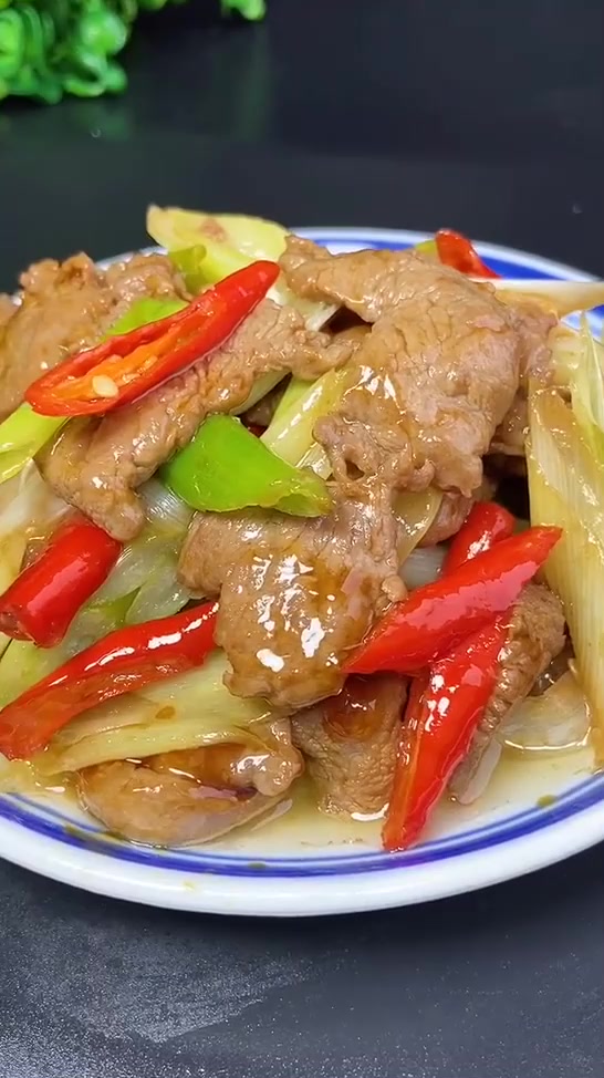 葱爆羊肉要想嫩滑鲜香那就是一个字-快,没错吧,先炒羊肉仍是大葱-度小