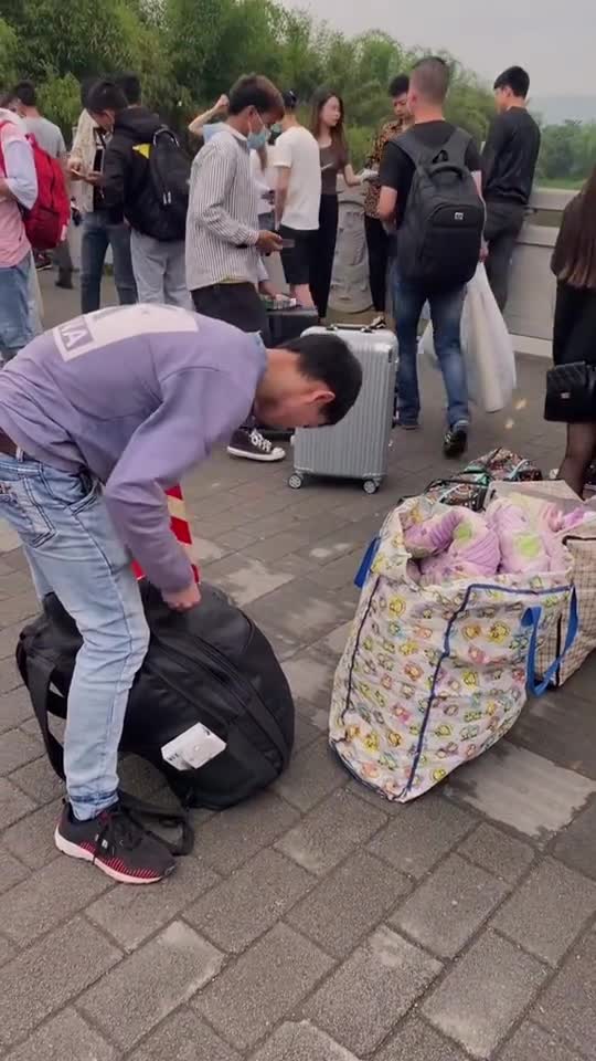 错过了工厂面试急的n裤裆了翻遍所有行李还在继续多么不易打工人工厂