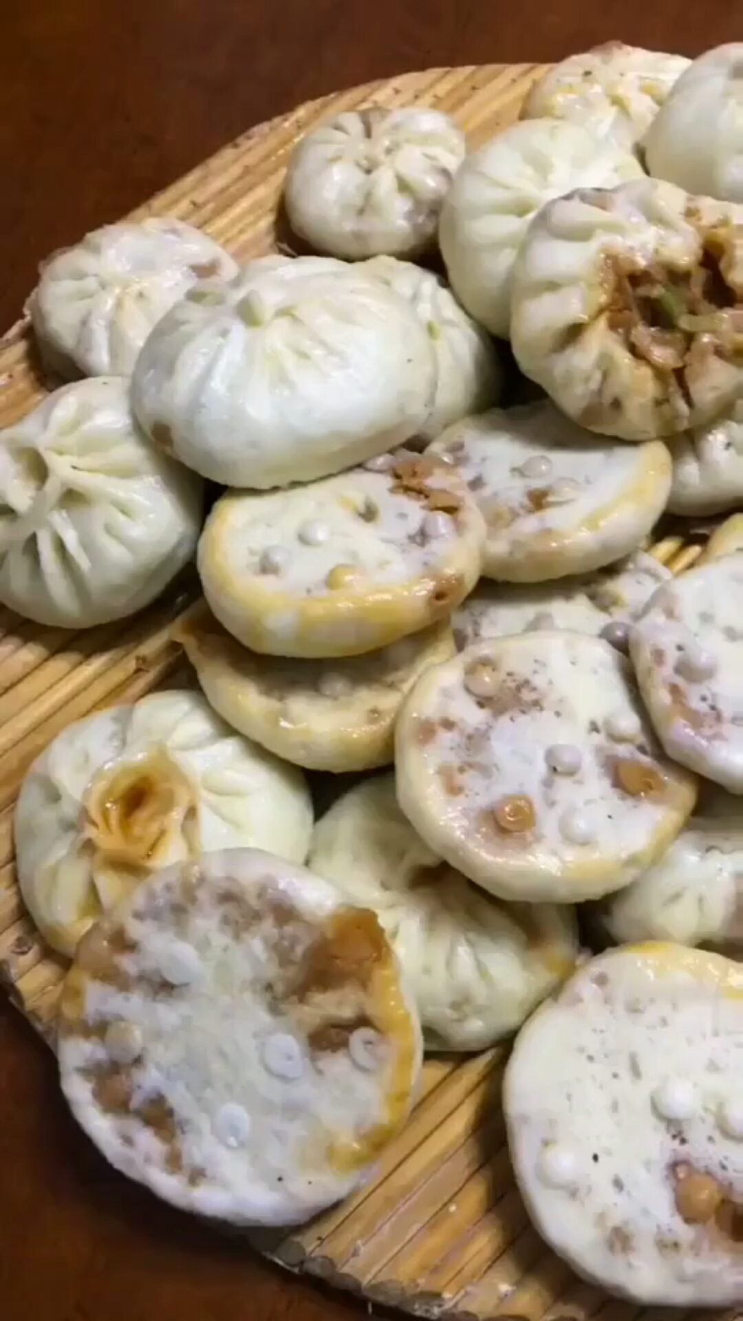 蒸破皮的包子吃着最香了