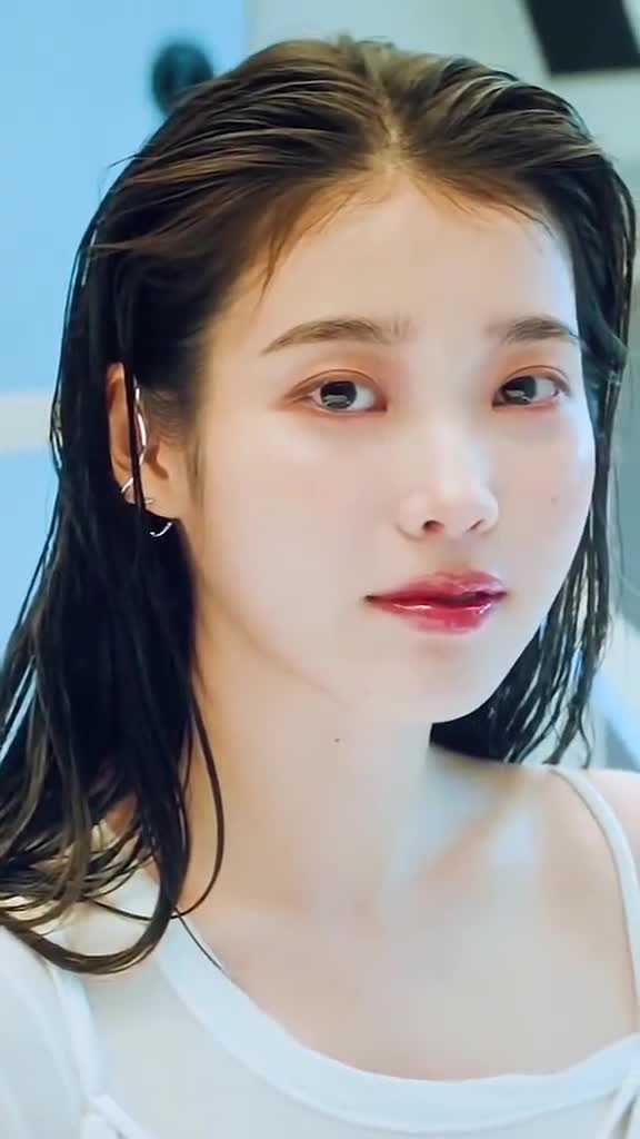 iu最后嘟嘴的小表情好可爱可盐可甜的宝藏女孩人间理想