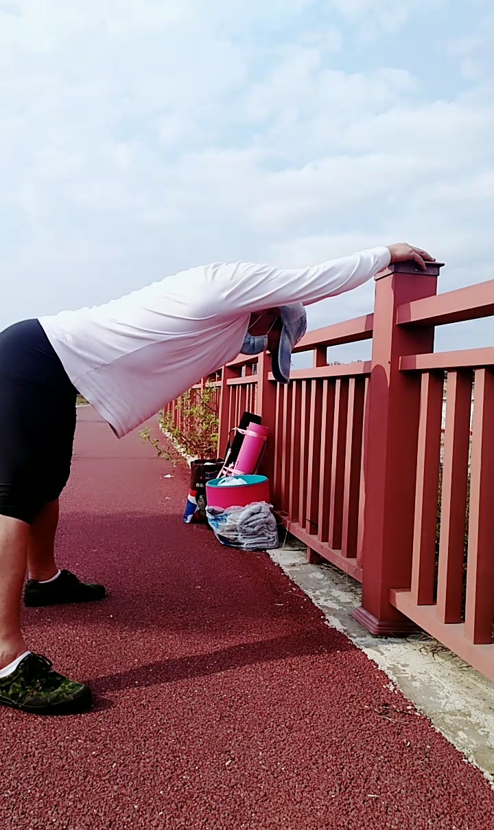 健身宁教练传递健身正能量#压肩练习