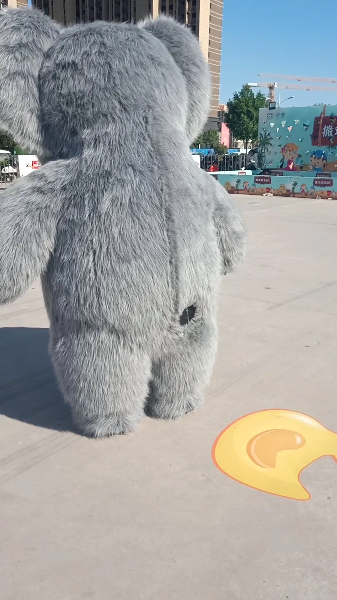 厚厚的熊服…30°的高温…兼职的学生…生活不易,为你点赞