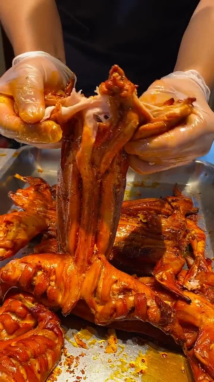 手撕一只麻辣烤兔,外焦里嫩超好吃