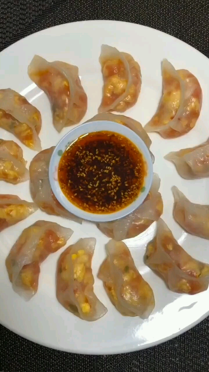 晶莹剔透的水晶蒸饺看起来就特别的有食欲