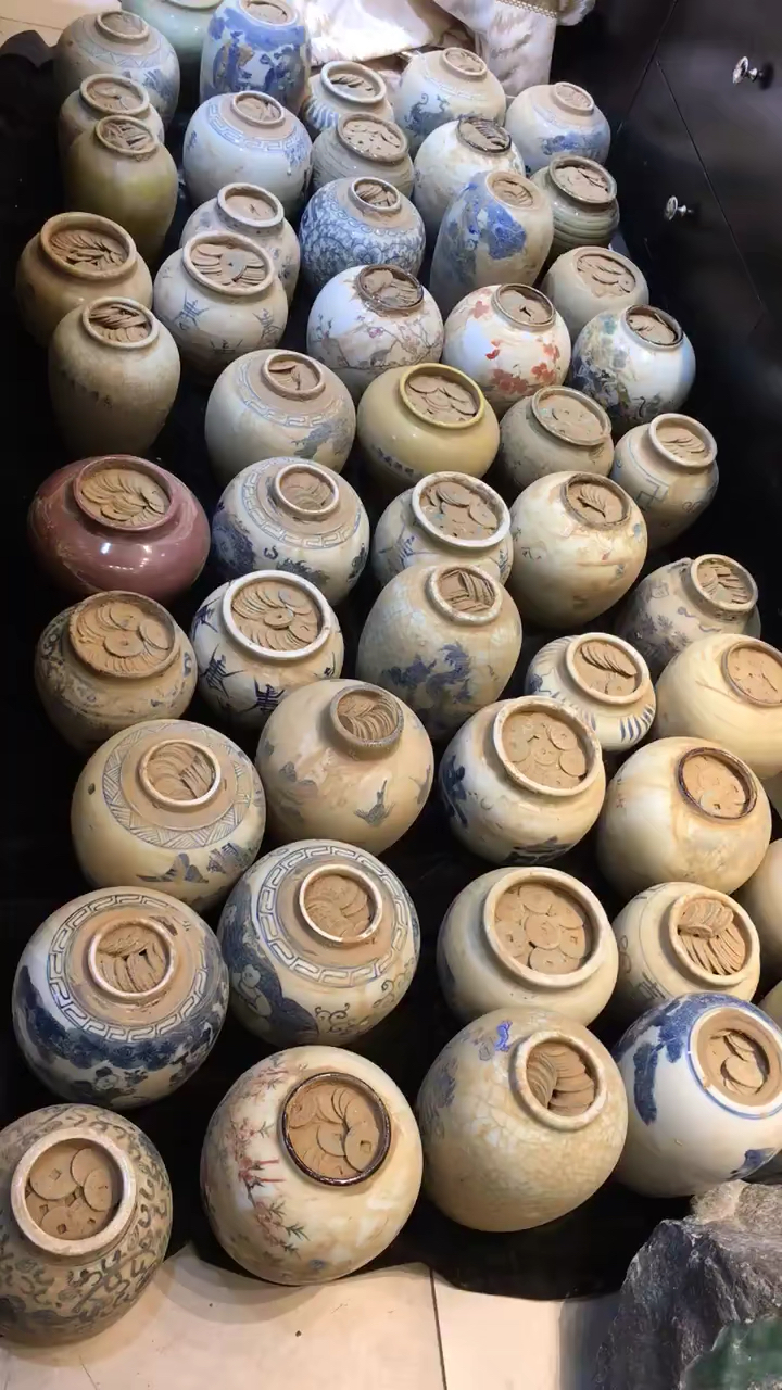 清代大户人家就是有钱,弄这么多铜钱装坛子里