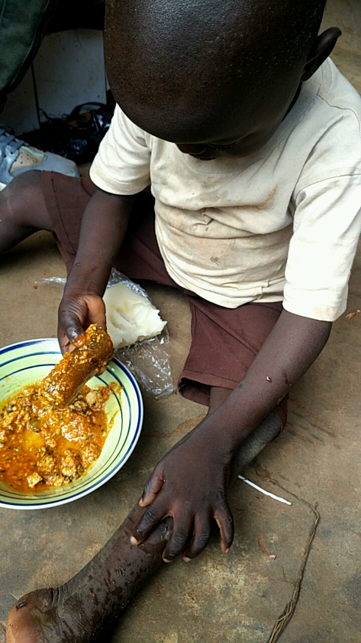非洲孩子吃的中午饭