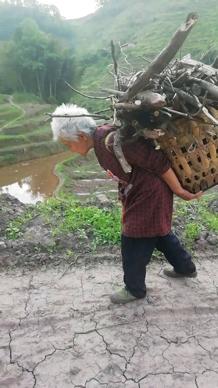 艰苦的农村八十多岁老人,看到这一幕情不自禁地落下眼泪