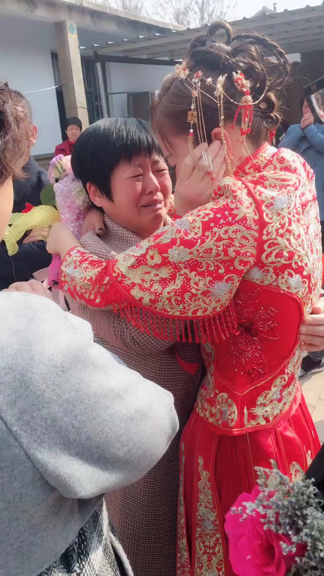 女儿出嫁,妈妈不舍,娘俩抱在一起,拉都拉不开!