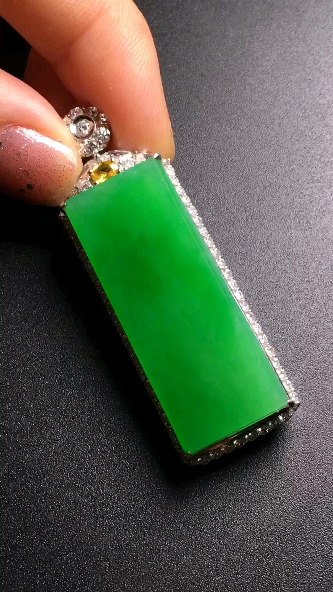 冰种满绿无事牌,胶感十足,翠绿欲滴,水头饱满