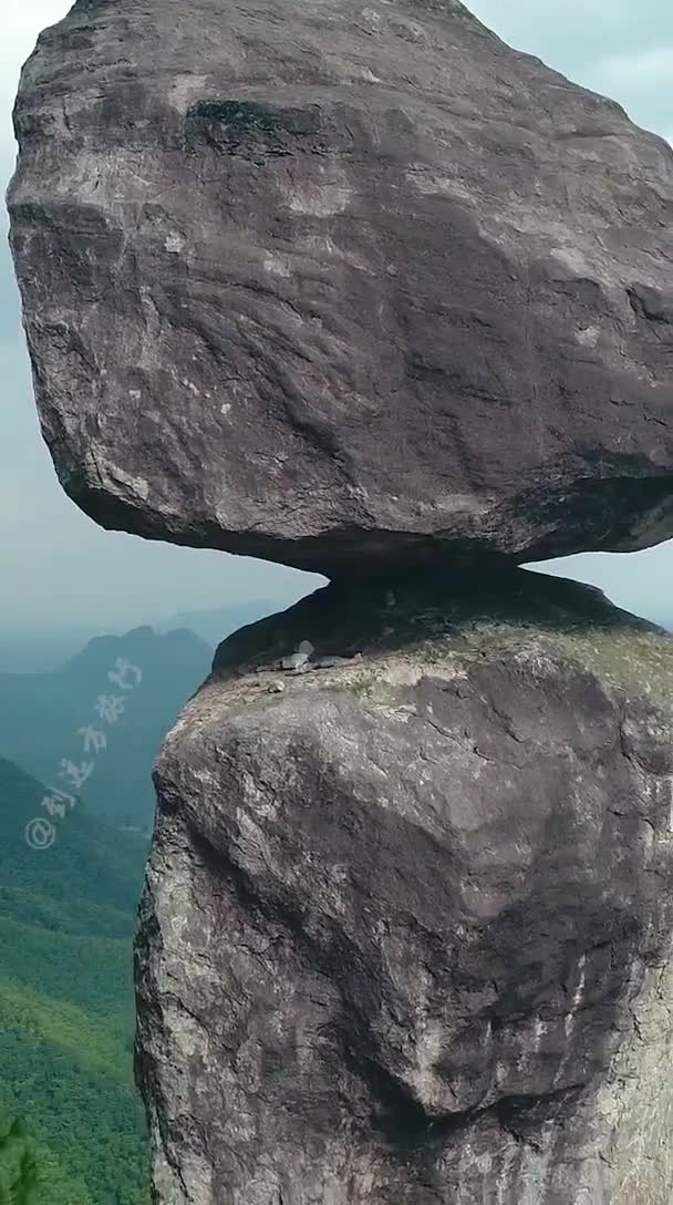 世界最危险的石头之一悬立在福建大山上