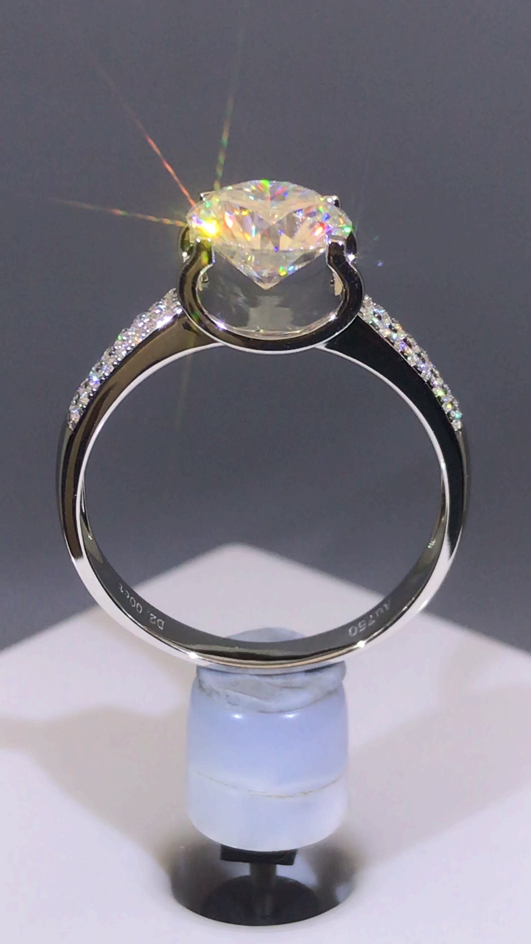 经典牛头款伴碎钻女戒