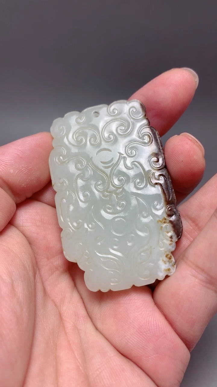 精品和田玉明代和田白玉籽料兽面纹玉佩