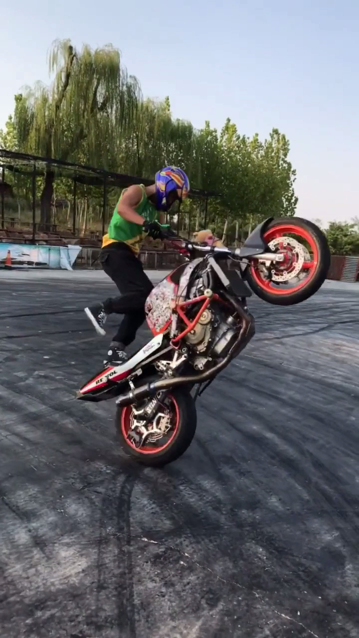 #拍照技巧速成指南#摩托车手翘头炫技