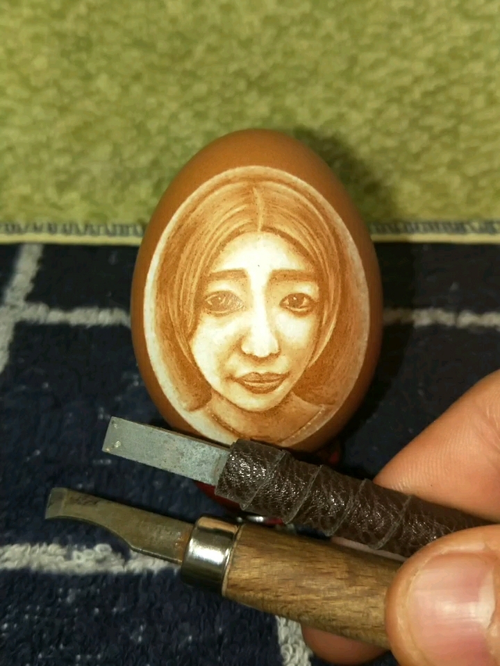 鸡蛋上雕刻人物肖像照片